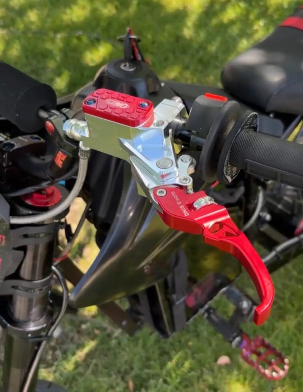 Dnis moto handbrake for razors